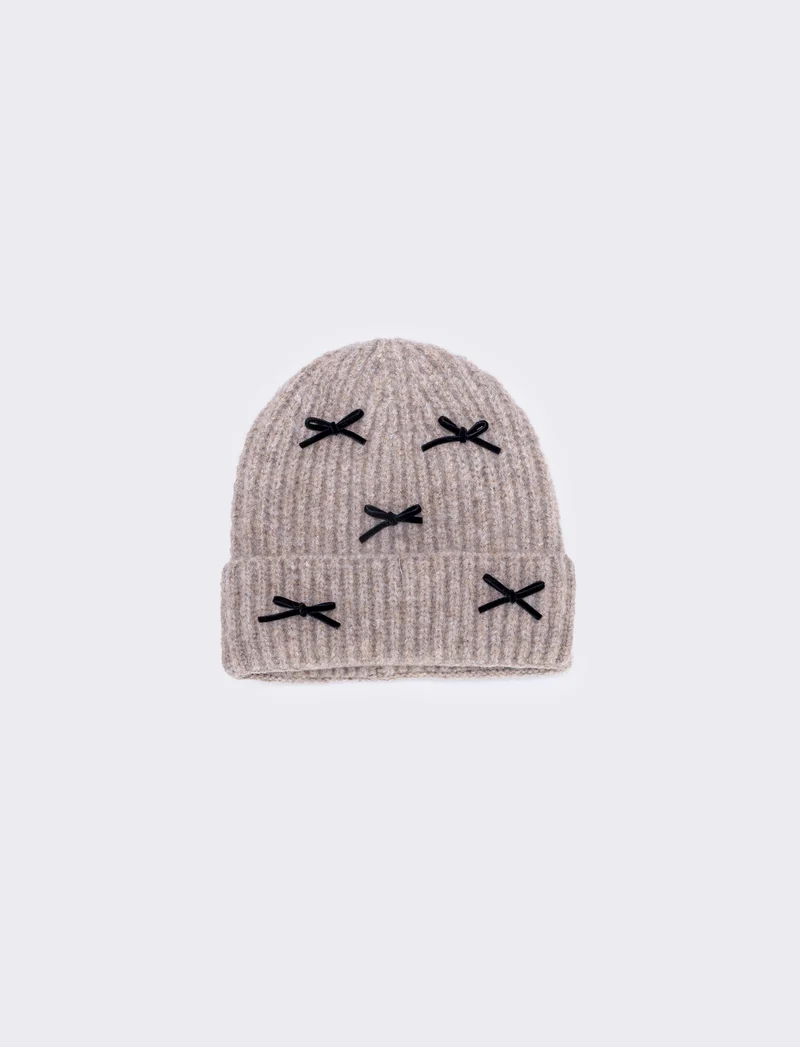 Cappello decorato con fiocchetti - Beige